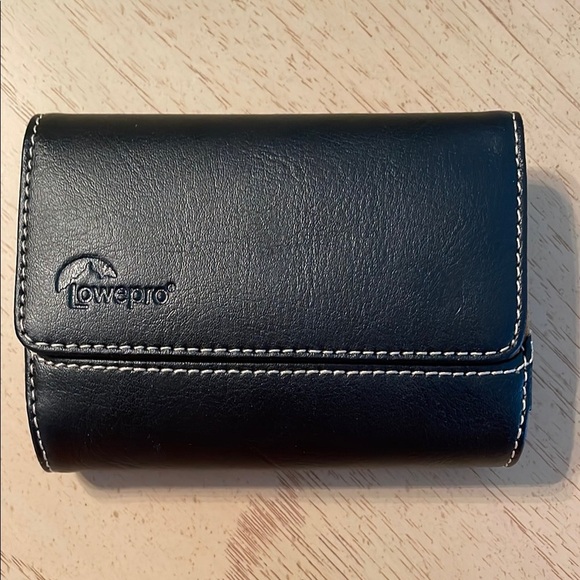 Lowepro Camera Case Sorrento 10 Black Ultra-Compact - Leather w/ Suede Lining - Picture 2 of 7